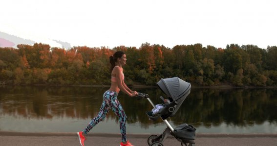 Frau joggt mit Kinderwagen