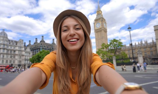 Frau macht Selfie in England 