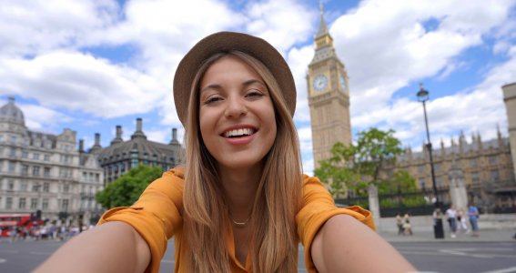Frau macht Selfie in England 