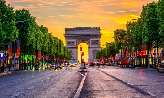 Arc de Triomphe de l’Étoile bei Sonnenuntergang
