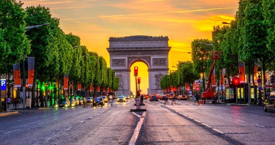 Arc de Triomphe de l’Étoile bei Sonnenuntergang