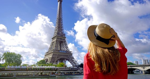 Frau steht vor dem Eiffelturm