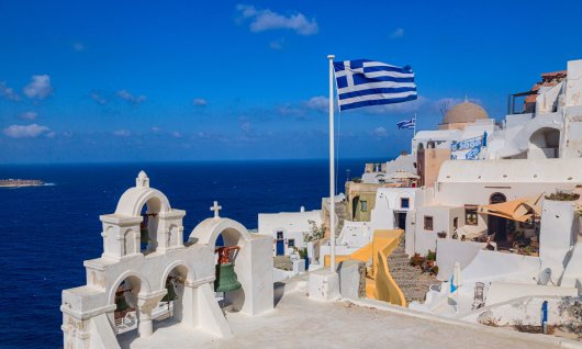 Bild einer griechischen Flagge am Meer 