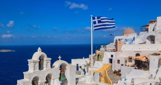 Bild einer griechischen Flagge am Meer 