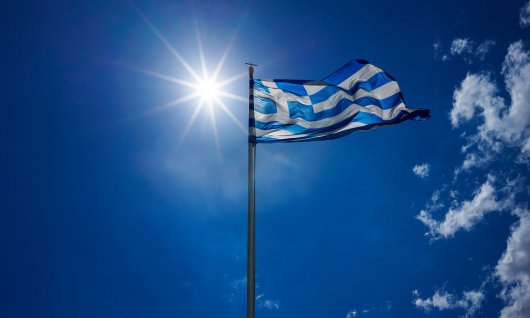 Griechische Flagge weht im Wind