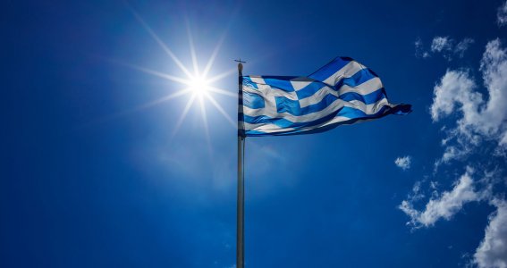 Griechische Flagge weht im Wind