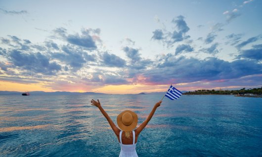 Frau hält griechische Flagge 