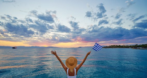 Frau hält griechische Flagge 