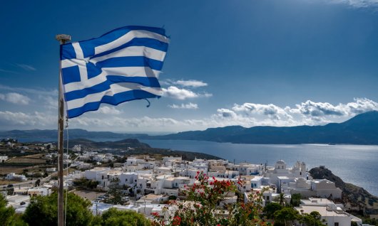 Griechische Flagge mit Meer im Hintergrund