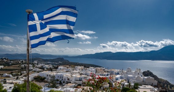 Griechische Flagge mit Meer im Hintergrund