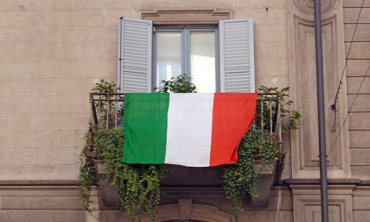 Italienische Flagge hängt am Balkon