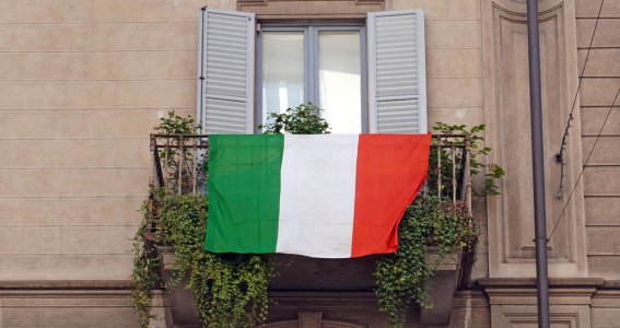 Italienische Flagge hängt am Balkon