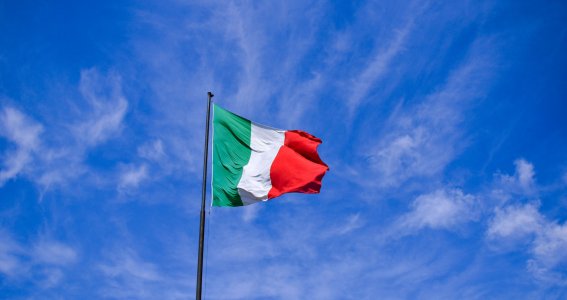 Italienische Flagge weht im Wind