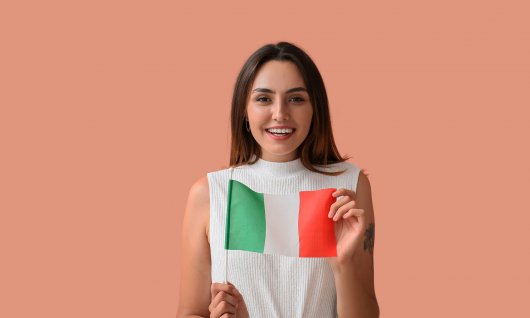 Frau hält die italienische Flagge 