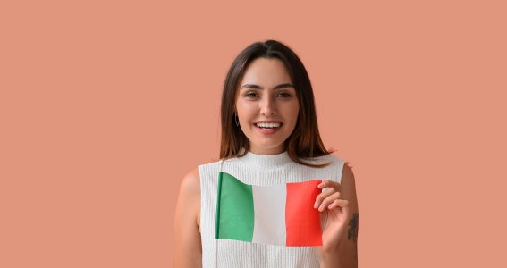 Frau hält die italienische Flagge 