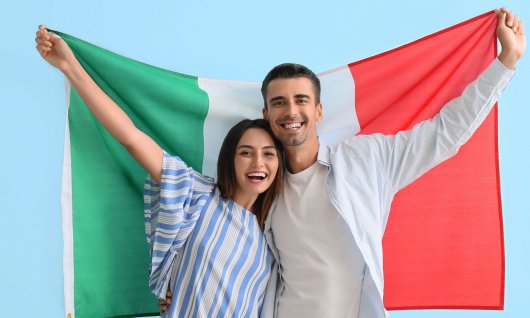 Mann und Frau halten eine italienische Flagge 