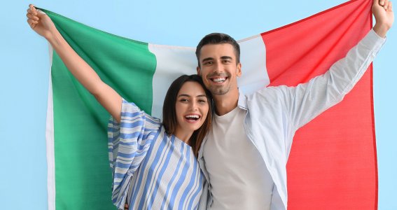 Mann und Frau halten eine italienische Flagge 