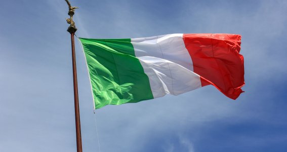 Italienische Flagge am Mast