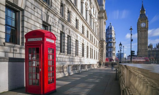 Rote Telefonzelle vor dem Big Ben