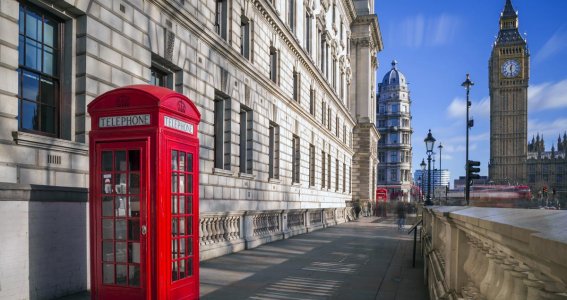 Rote Telefonzelle vor dem Big Ben