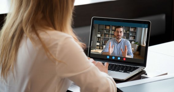 Frau sitzt vor Laptop