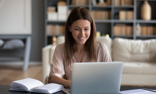 Frau arbeitet am Laptop