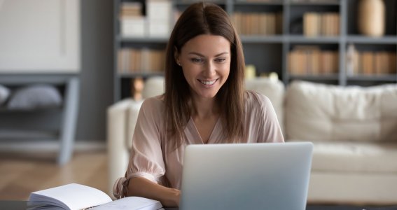 Frau arbeitet am Laptop