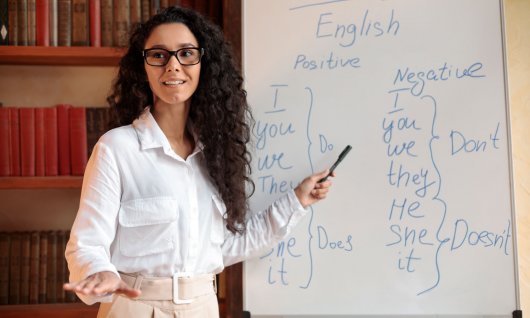 Frau steht vor einem Whiteboard