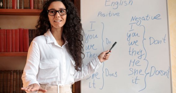 Frau steht vor einem Whiteboard