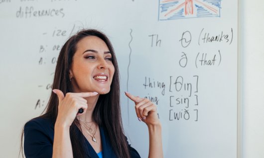 Frau erklärt englische Aussprache 