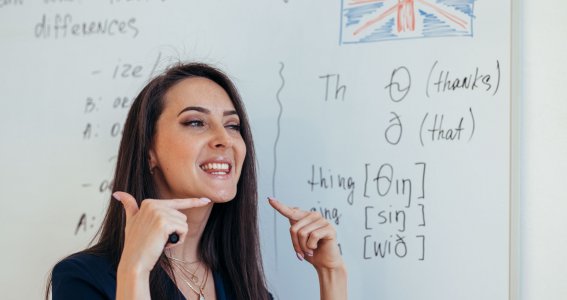 Frau erklärt englische Aussprache 