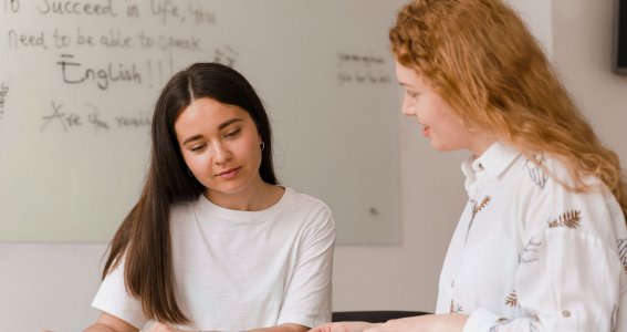 Zwei Frauen sitzen sich gegenüber 