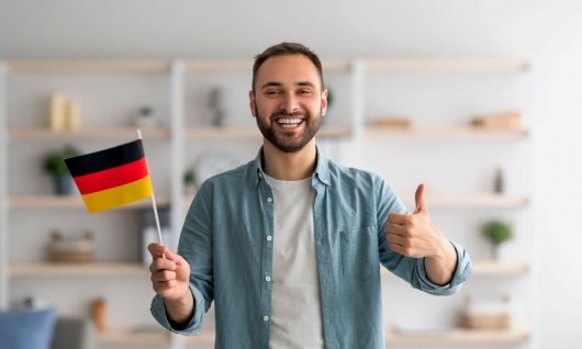 Mann hält lächeln eine Deutschlandflagge 