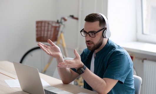 Mann sitzt am Schreibtisch