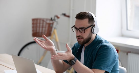 Mann sitzt am Schreibtisch