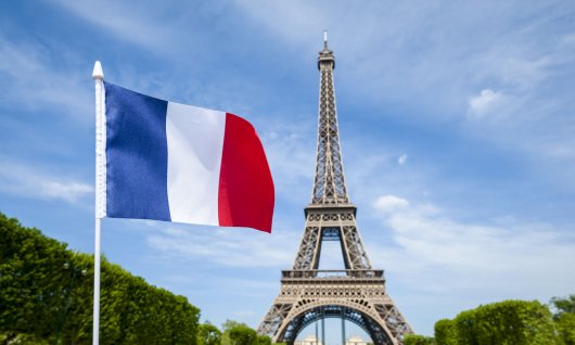 Der Eiffelturm und die französische Flagge