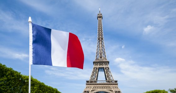 Der Eiffelturm und die französische Flagge