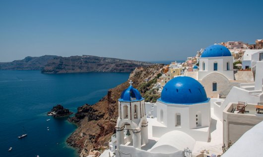 Weiße Häußer mit blauen Dächern am Meer