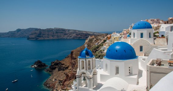 Weiße Häußer mit blauen Dächern am Meer