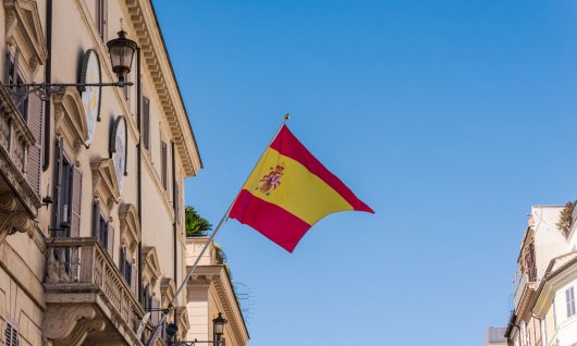 Spanische Flagge an einem Balkon