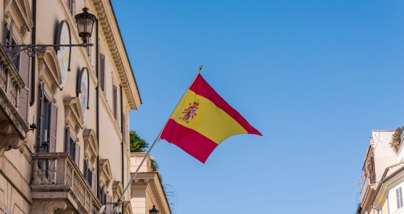 Spanische Flagge an einem Balkon