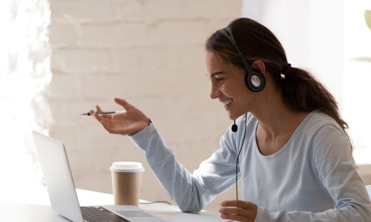 Frau schaut auf ihren Laptop