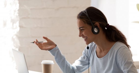 Frau schaut auf ihren Laptop