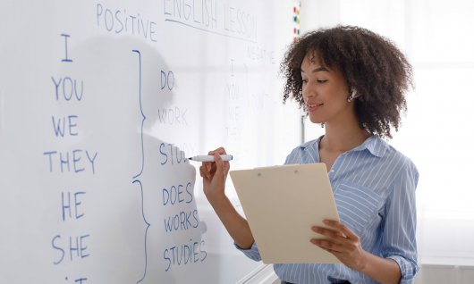Frau beschriftet Whiteboard