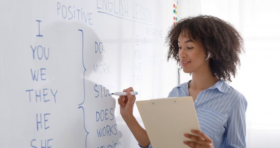 Frau beschriftet Whiteboard