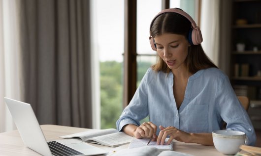 Frau trägt ein Headset