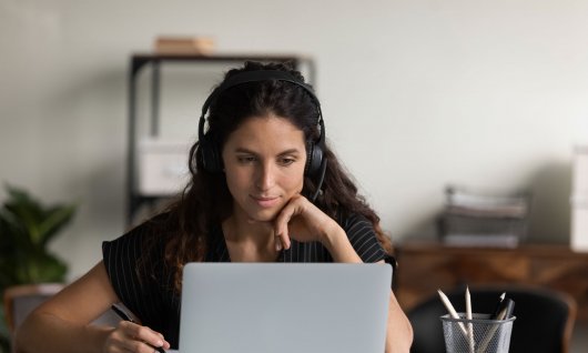 Frau sitzt am Schreibtisch
