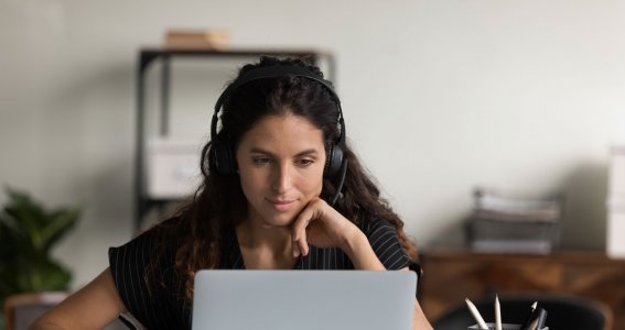 Frau sitzt am Schreibtisch