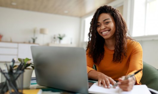 Frau arbeitet am Laptop 