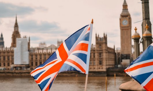England Flagge vor dem Big Ben
